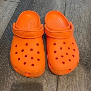 Gently Used M7/W9 Orange crocs